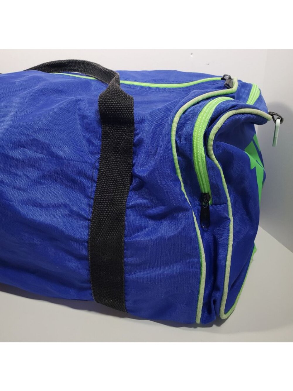 Wilson Blue Nylon Duffle Vintage Gym Bag Neon Green Travel Zippered - Picture 5 of 16